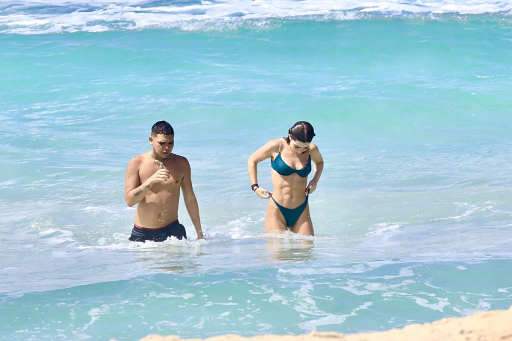 A atriz esbanjou a sua barriga trincada