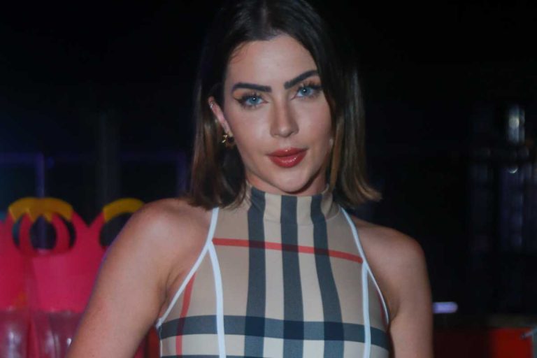 Com maiô cavado, Jade Picon mostra marquinha e bronzeado natural