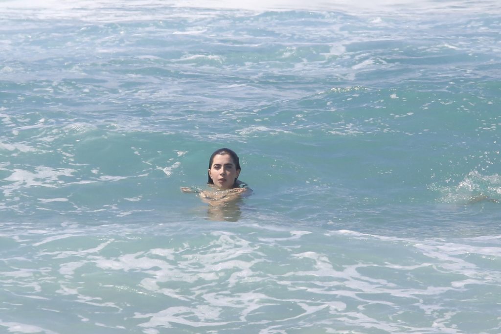 Jade Picon se refrescou com um banho de mar