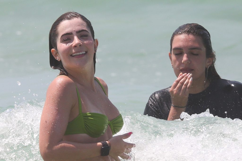 Ao perceber a presença dos paparazzi, Jade esbanjou sorrisos