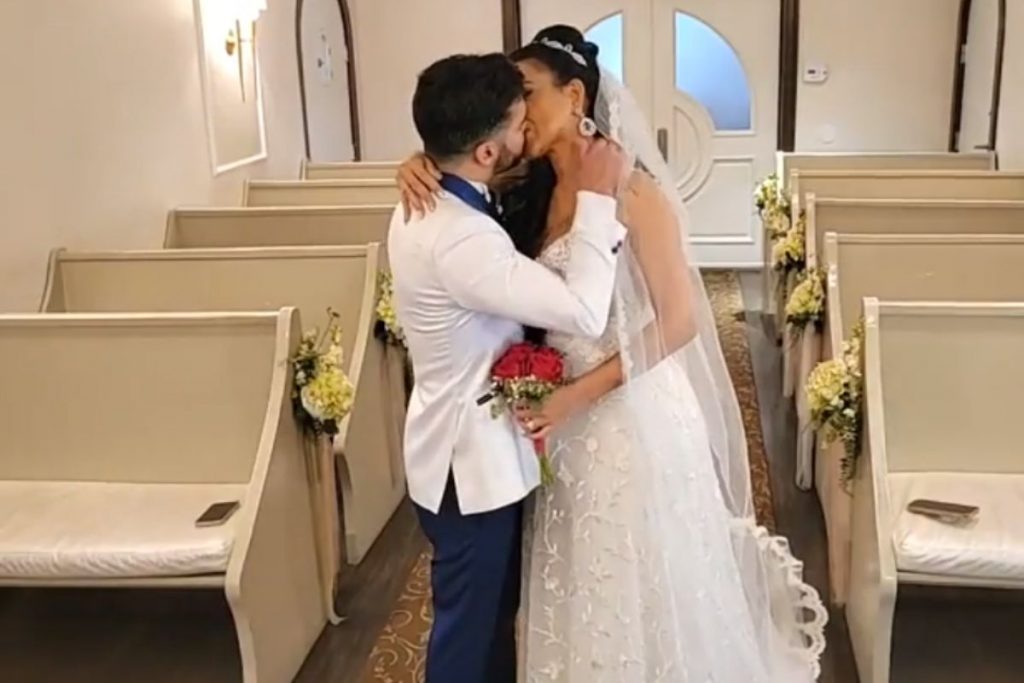 Jenny Miranda e Fabio Gontijo se beijando em casamento