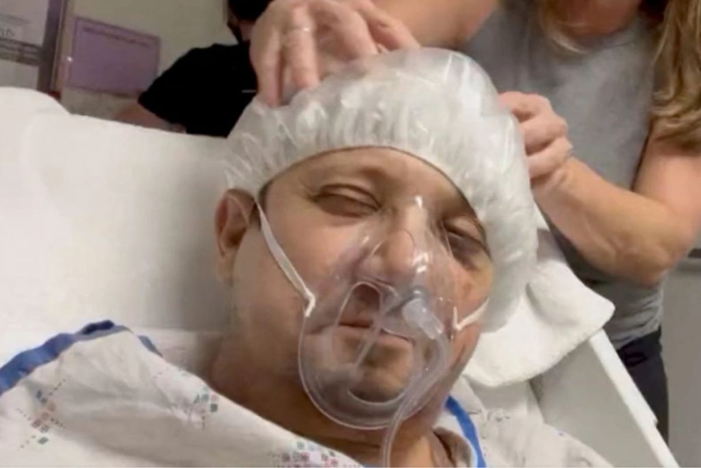Jeremy Renner em hospital após acidente