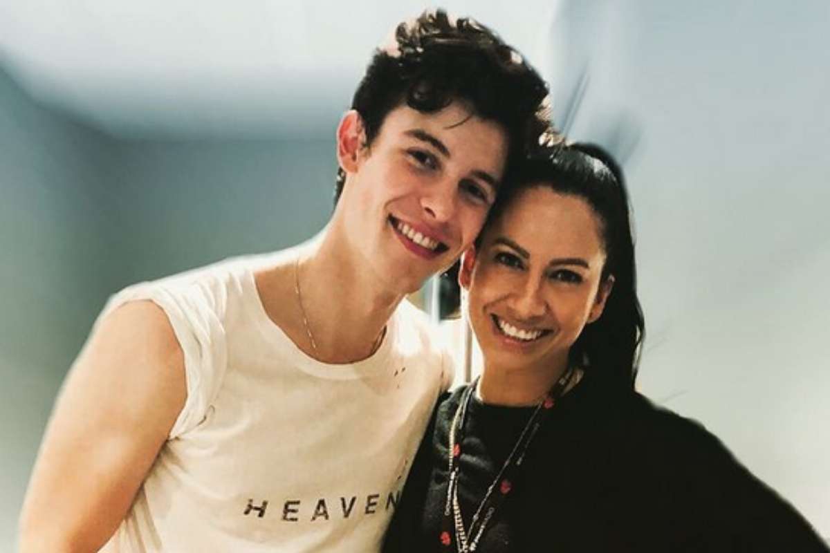 Shawn Mendes está se divertindo com a namorada de 51 anos