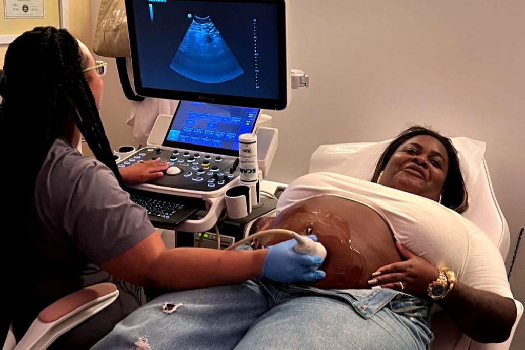 Jojo Todynho testando o ultrassom 4D