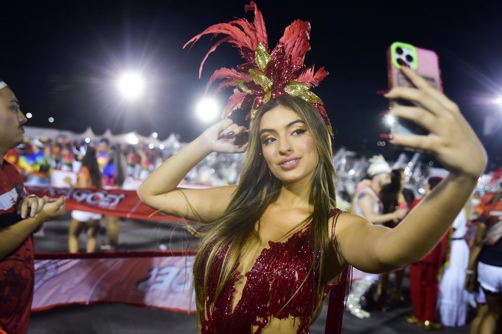 Julia Puzzuoli ensaiou para o Carnaval e fez questão de registrar tudo