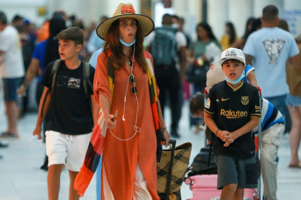 Juliana Paes com a família em aeroporto