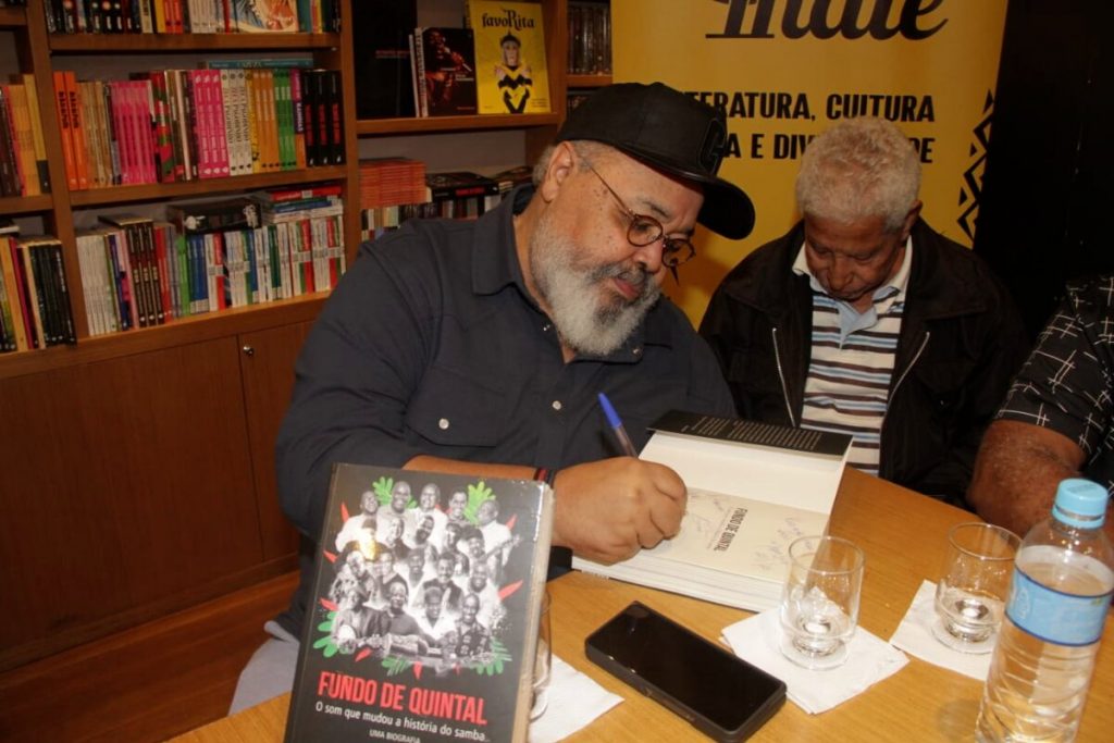 Jorge Aragão autografando livro