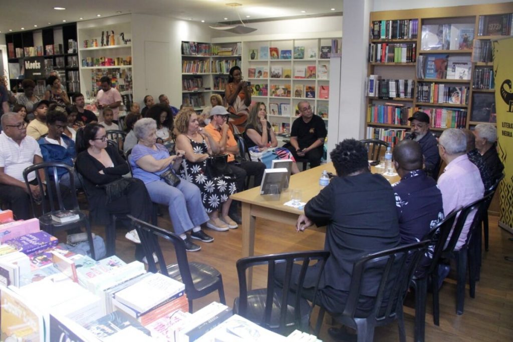 Público no lançamento do livro sobre o grupo Fundo de Quintal