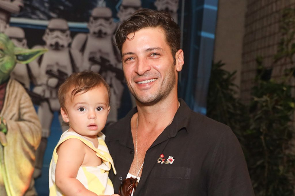 Leandro Lima foi um dos convidados e posou com o filho Toni, de seis meses