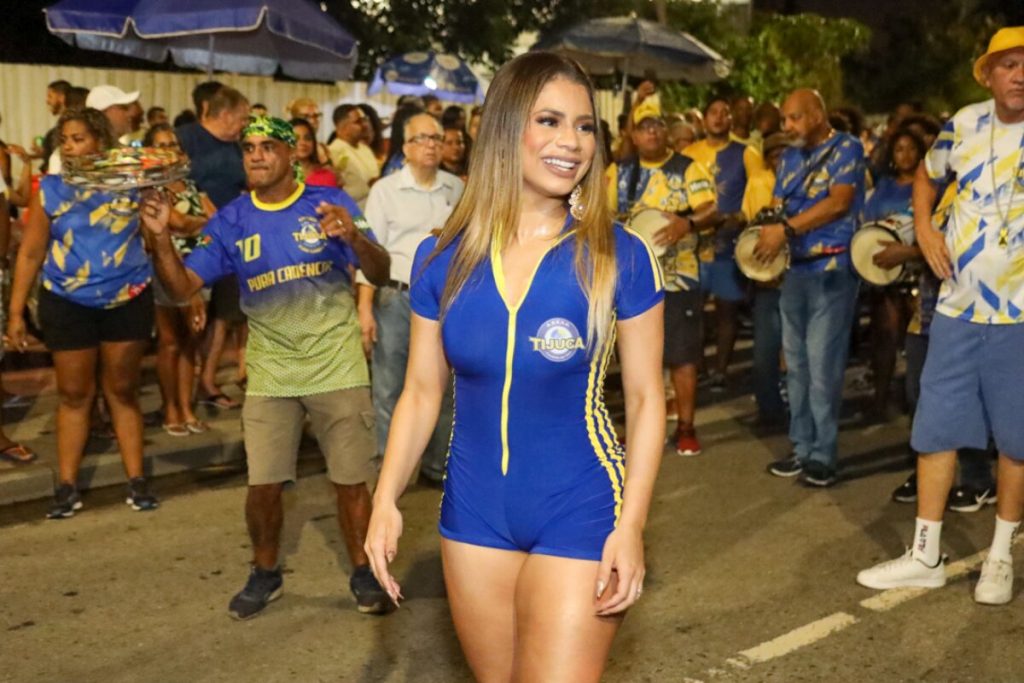 Lexa de macaquinho azul com listras laterais amarela e fecho eclair frontal