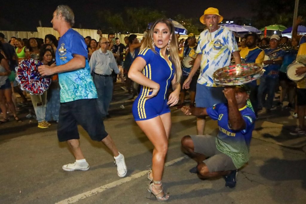 Lexa de macaquinho azul com listras laterais amarela e fecho eclair frontal