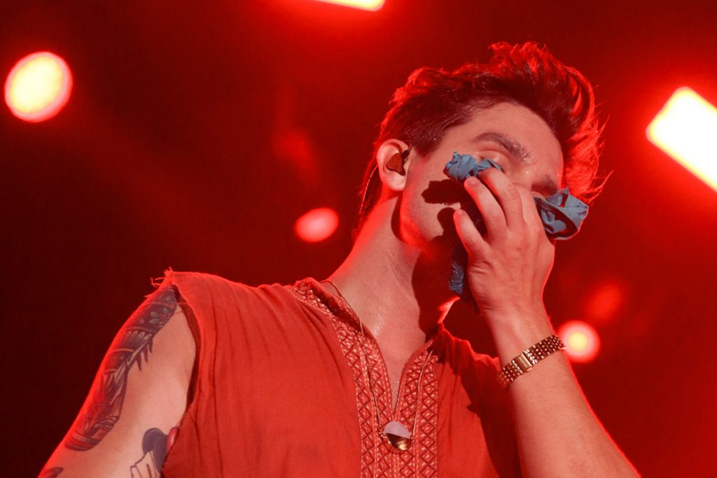 O cantor ainda cheirou uma calcinha jogada por uma fã