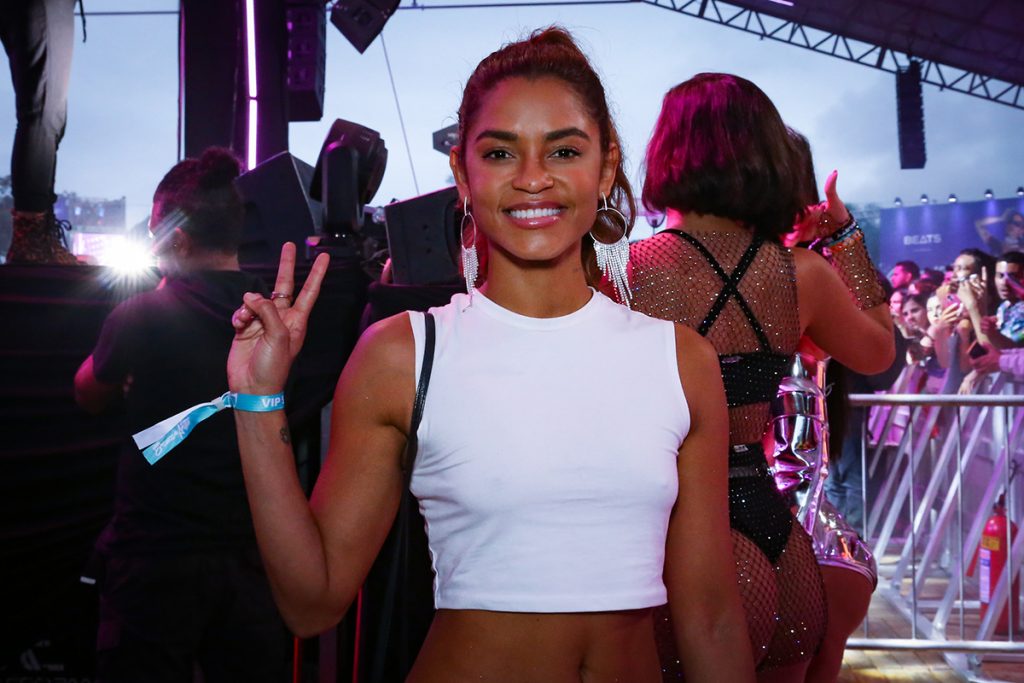 Lucy Alves fez questão de curtir o show