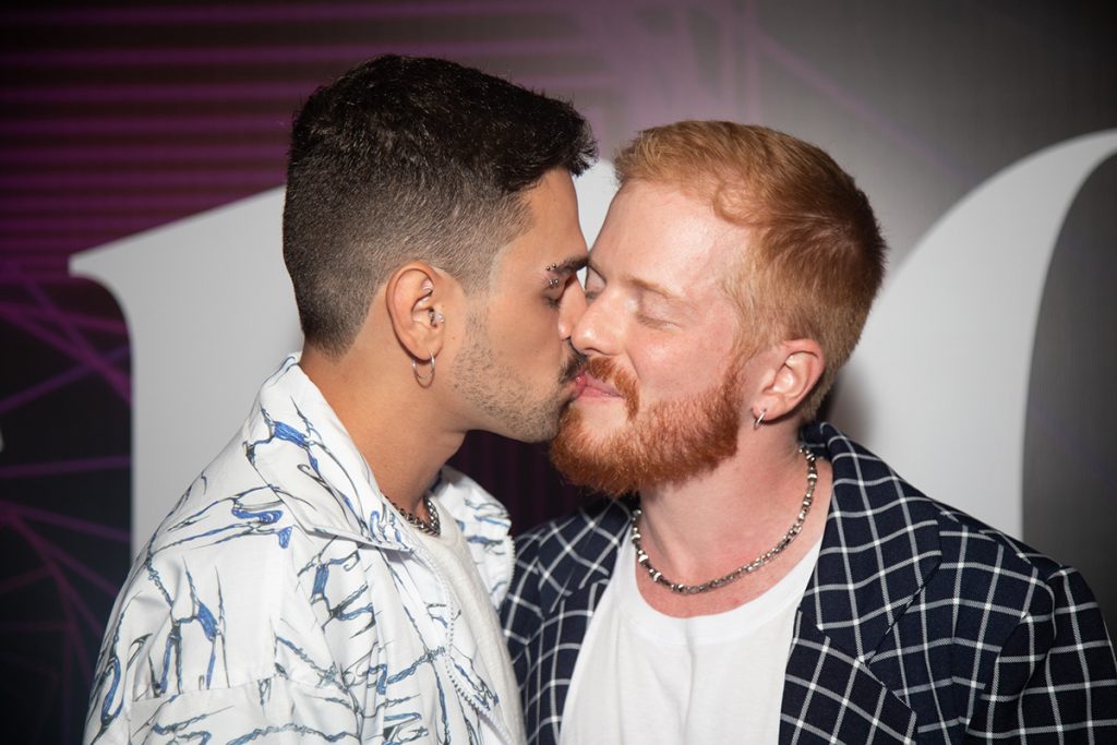 Manoel, da Casa de Vidro, beijou muito o namorado na ocasião