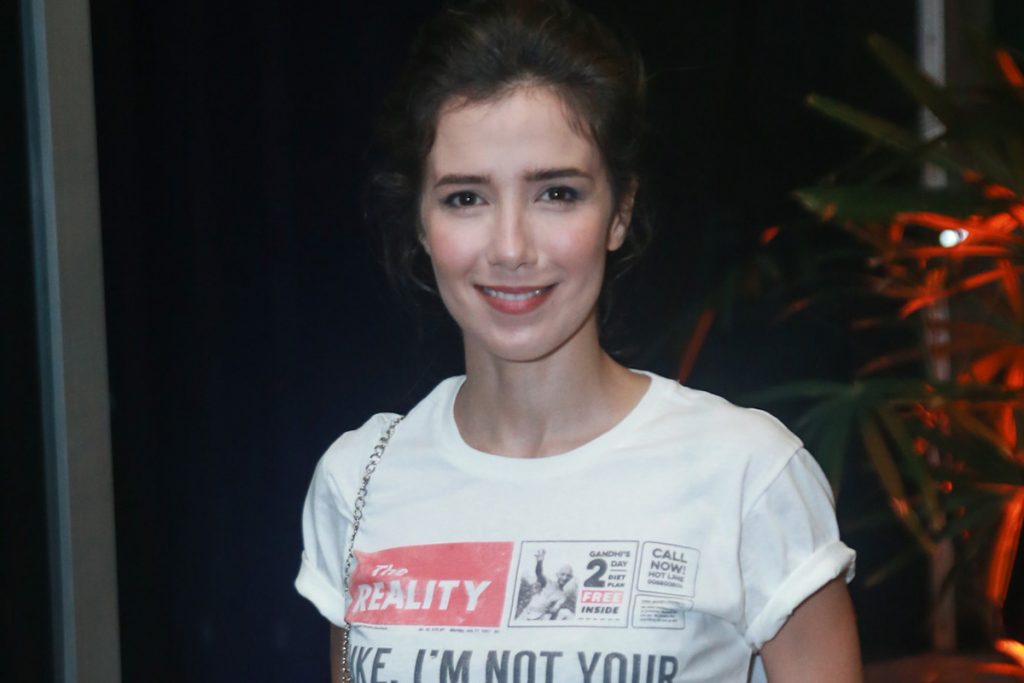 Marjorie Estiano fez questão de posar para os fotógrafos