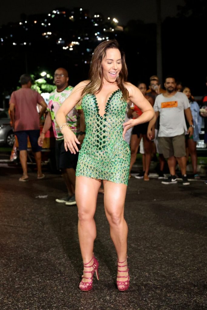 Mulher Melão de vestido verde transparente, no ensaio da Mangueira