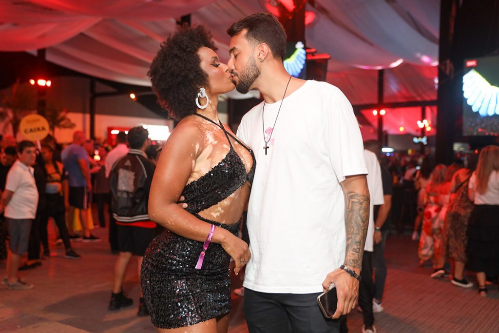 A ex-BBB trocou muitos beijos com o namorado