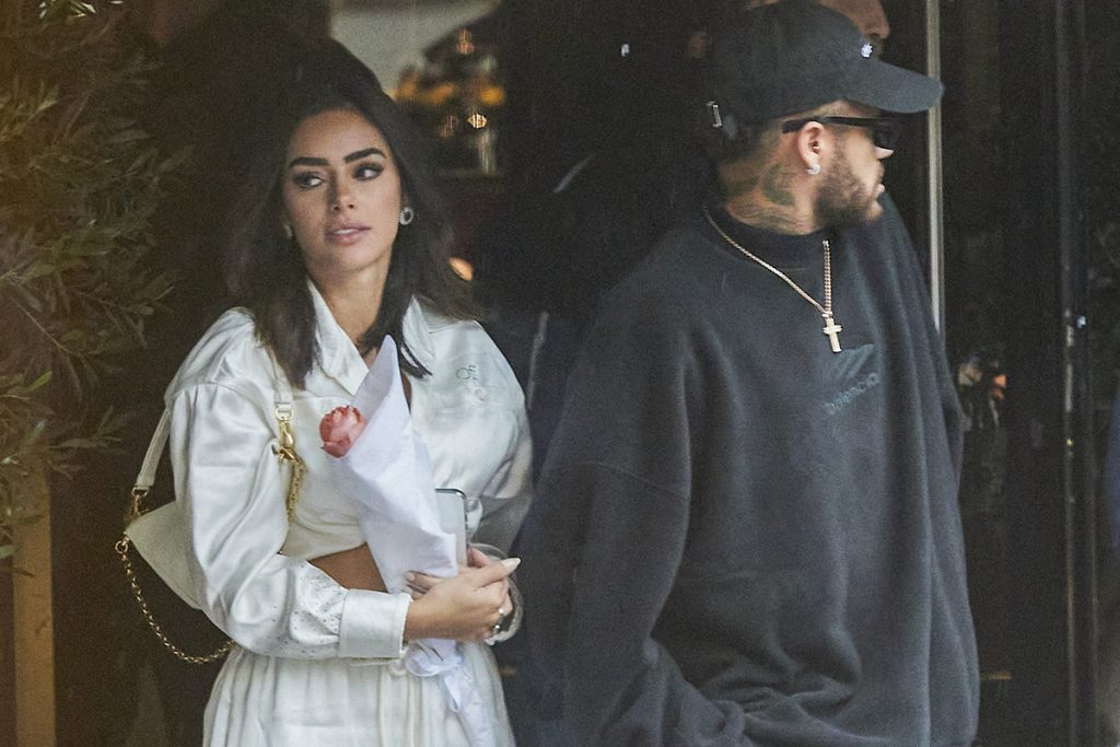 Neymar presenteia Bruna Biancardi com flores