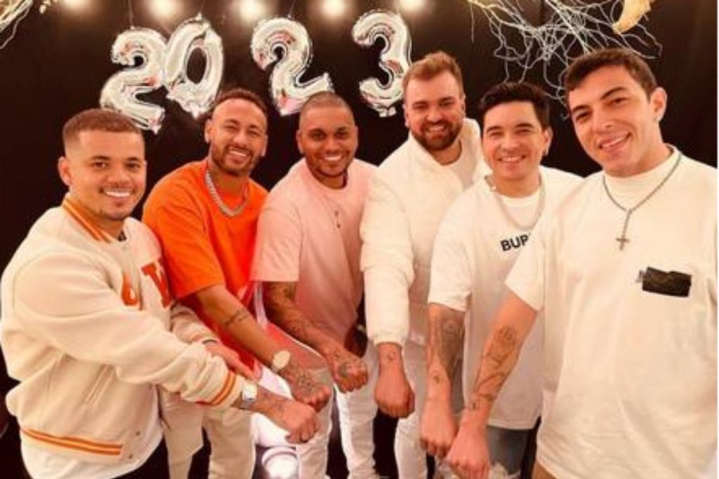 Neymar e amigos exibindo tatuagem conjunta