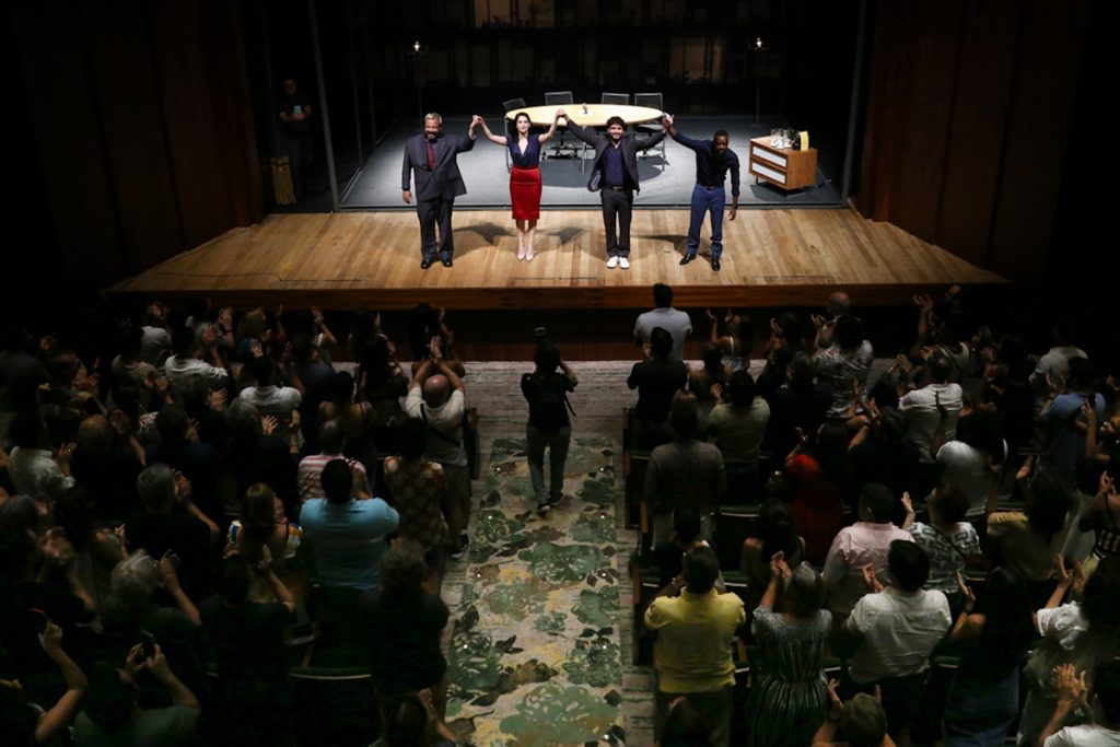A peça foi aplaudida de pé pelo público presente