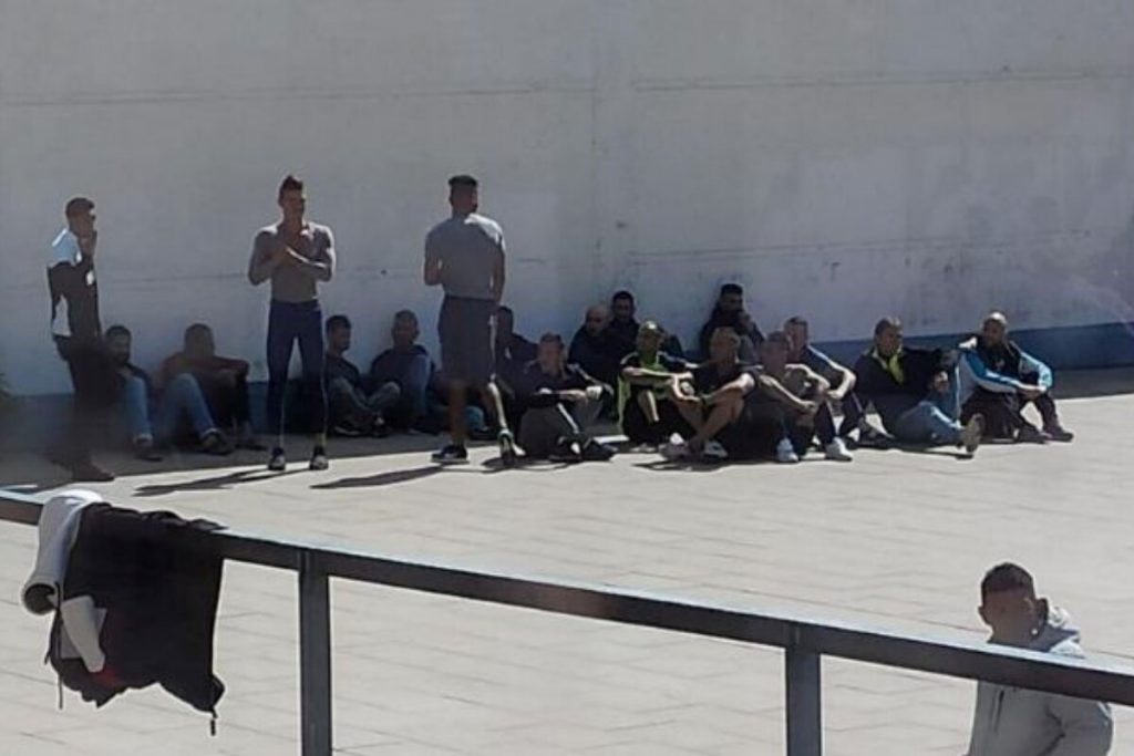 Detentos tomando sol no presídio Brians 2, na Espanha