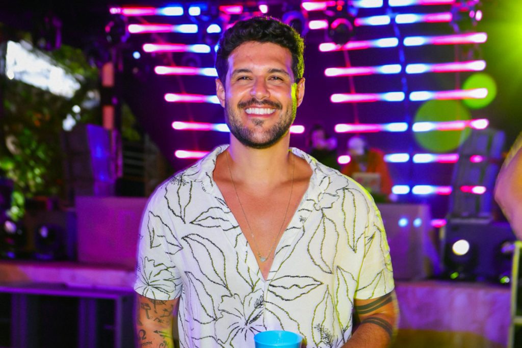 Rodrigo Mussi esbanjou sorrisos na festa