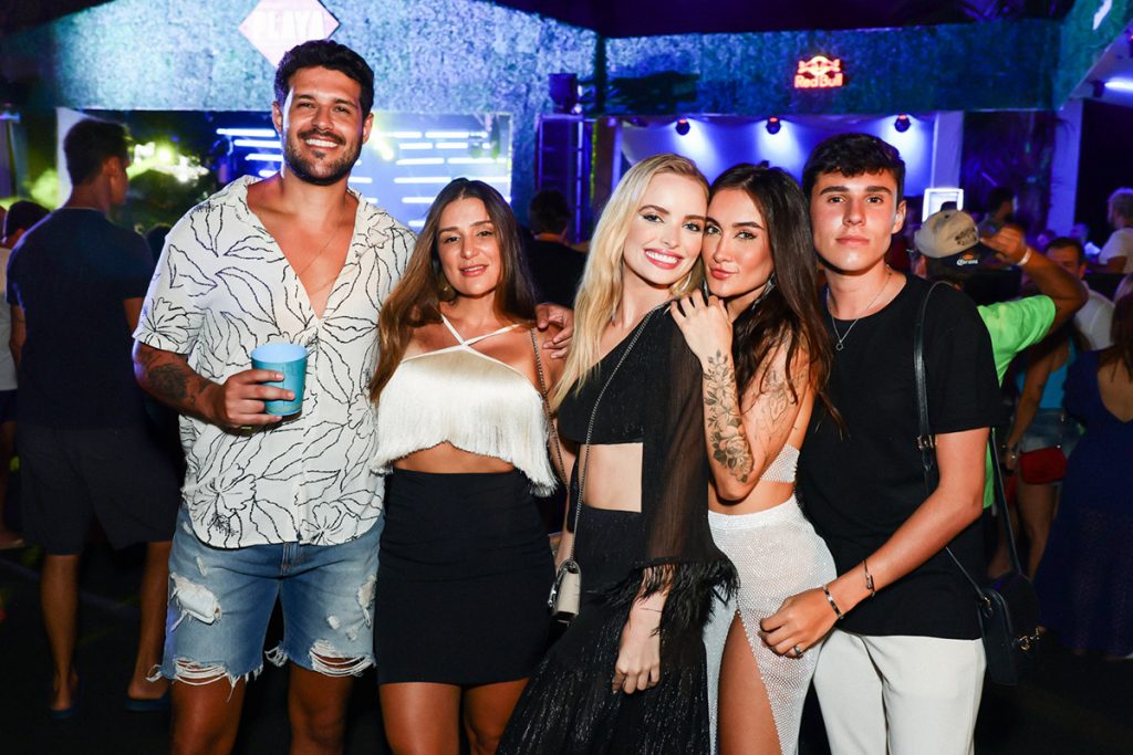 O ex-BBB curtiu a noitada com os amigos