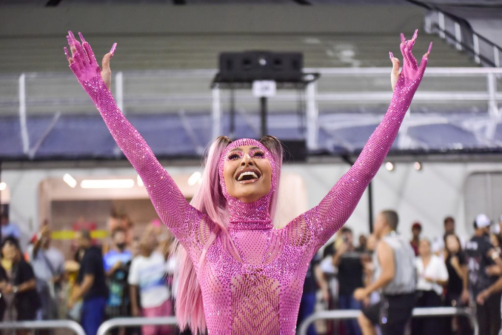 Sabrina Sato usou um look todo rosa