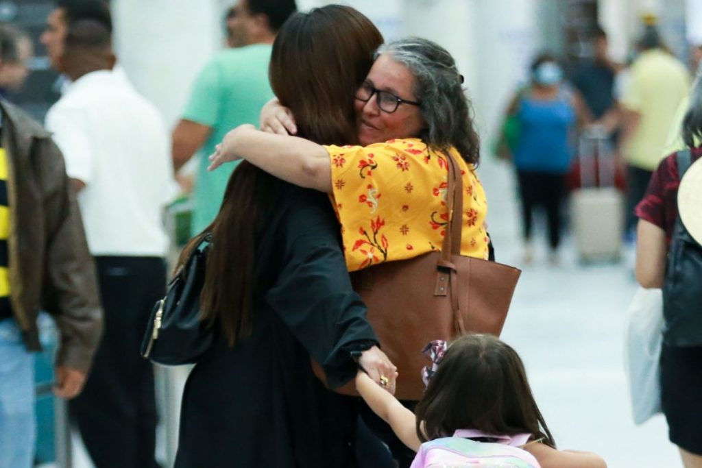 Sabrina Sato recebe um forte abraço de fã no aeroporto