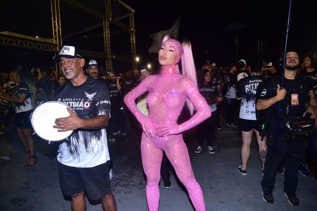 Simpática, a famosa fez questão de posar para os fotógrafos