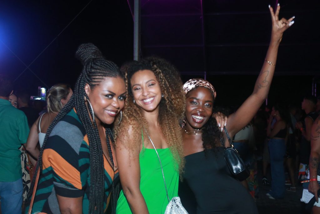 Sheron Menezzes curtiu os shows com as amigas Carla Cristina e Clara Moneke