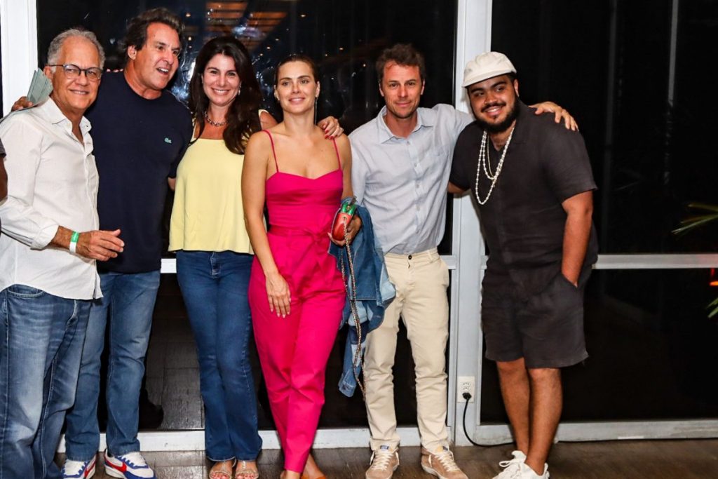 Carolina Dieckmann com o marido, Francisco Gil com namorada e Clara Buarque chegam para assistir o show de Chico Buarque no Vivo Rio