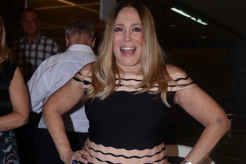 Estreia de Susana Vieira no espetáculo Shirley Valentine com pé quebrado