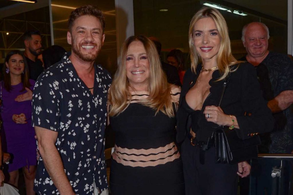 Estreia de Susana Vieira no espetáculo Shirley Valentine com pé quebrado