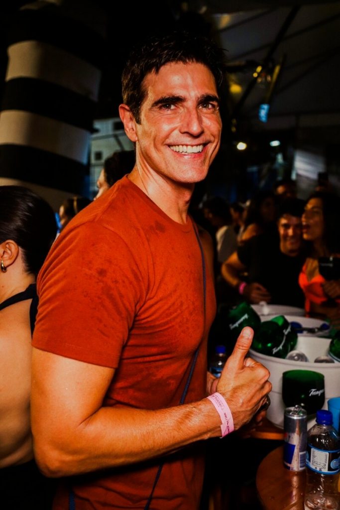 Reynaldo Gianecchini de camisa vermelha, fazendo sinal de positivo, sorrindo