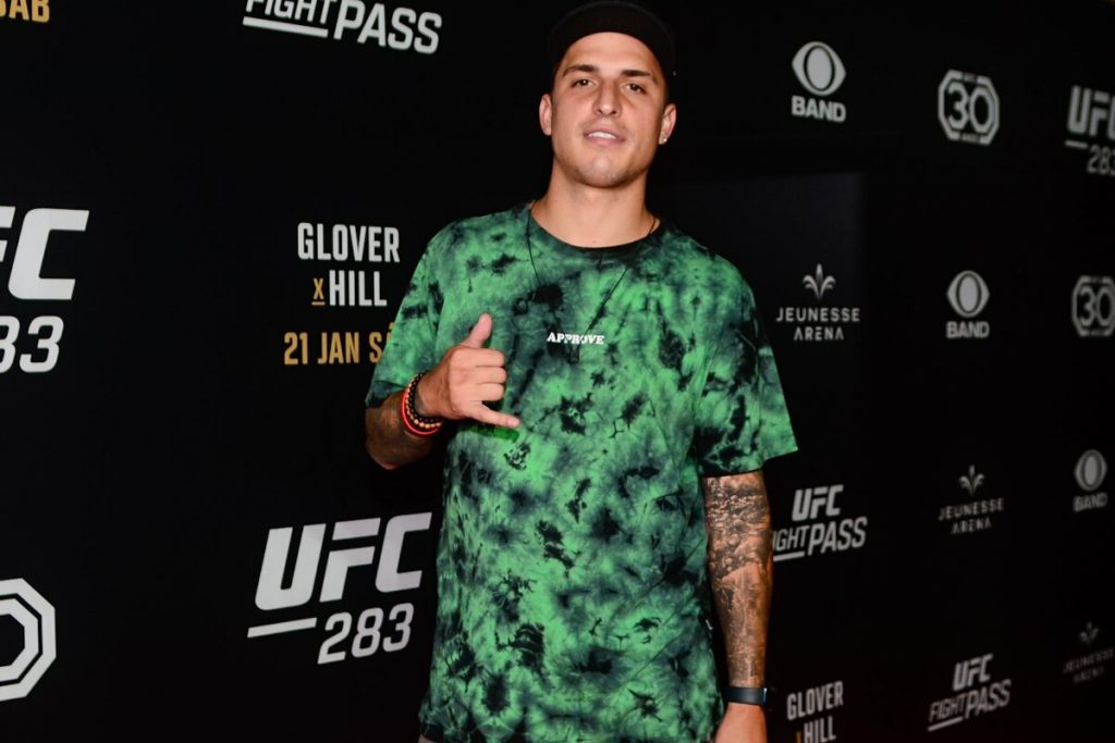 Felipe Prior fazendo sina de positivo, de camisa verde e preta