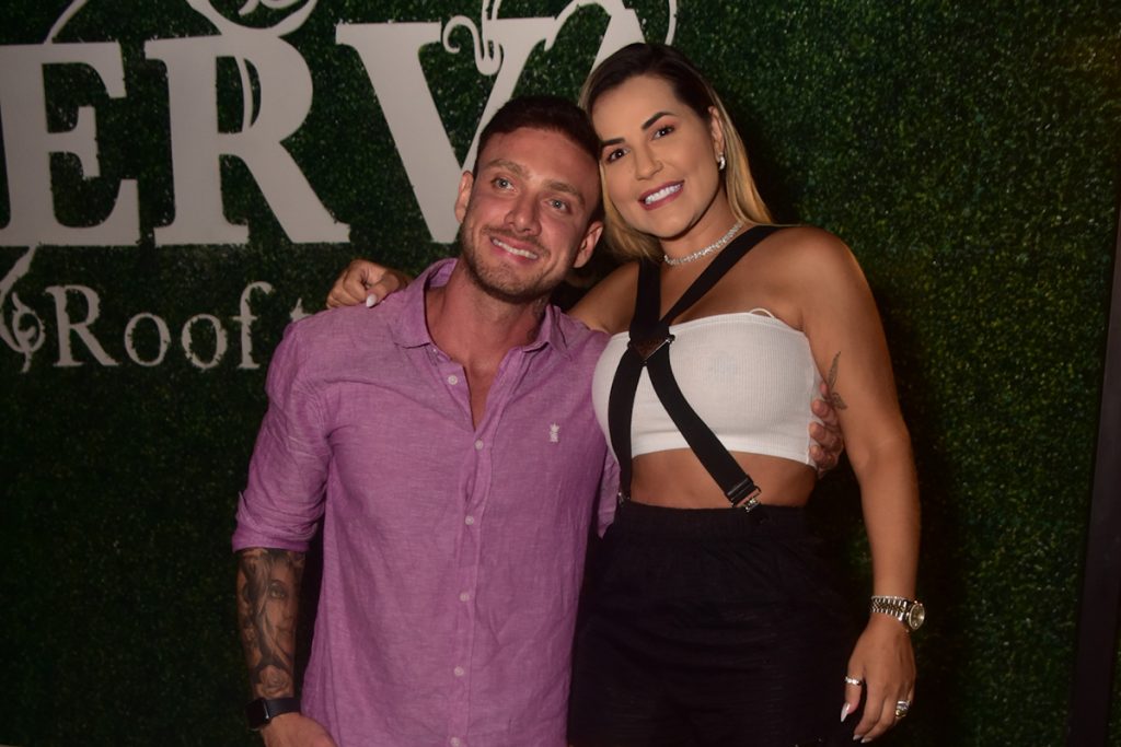 Vini Buttel posou com Deolane Bezerra