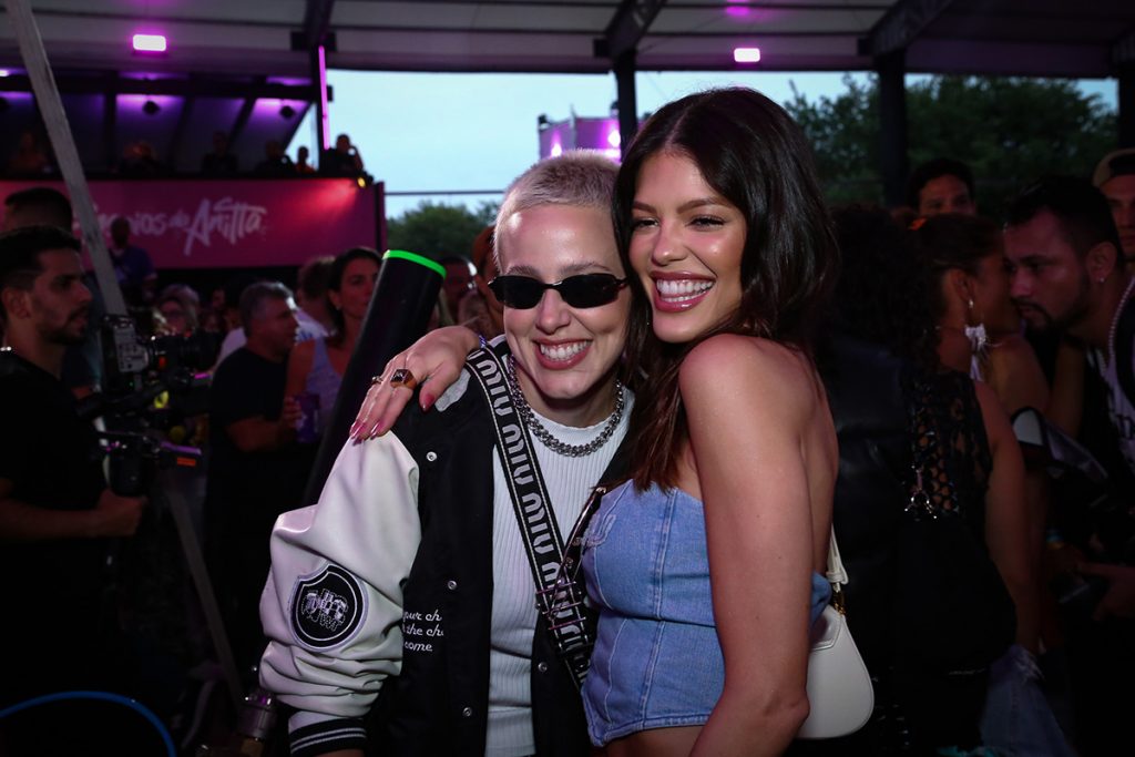 Vitória Strada e Marcella Rica fizeram questão de posar para os fotógrafos