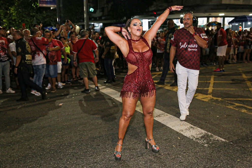 Viviane Araujo arrasou em ensaio de Carnaval