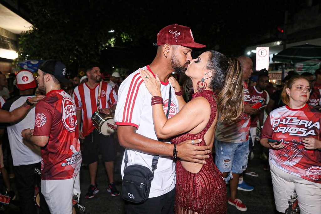 A famosa ainda trocou muitos beijos com o marido Guilherme Militão