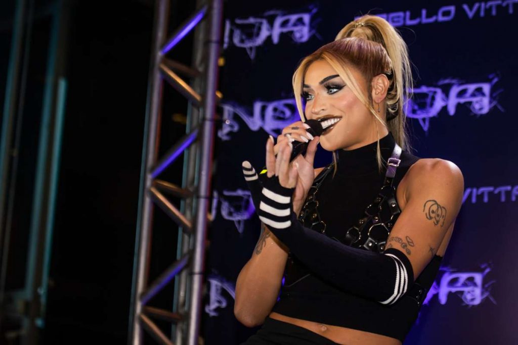 Pabllo Vittar faz show aberto ao público na Avenida Paulista