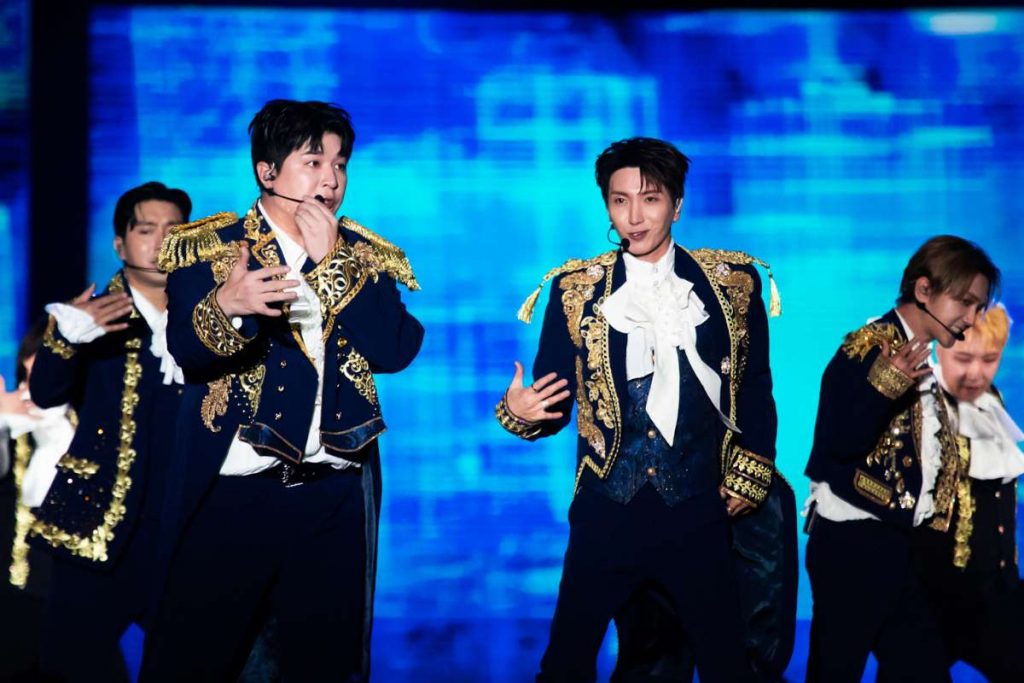 Super Junior canta no Brasil