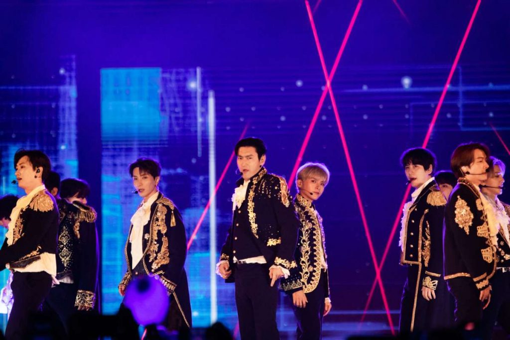 Super Junior canta no Brasil