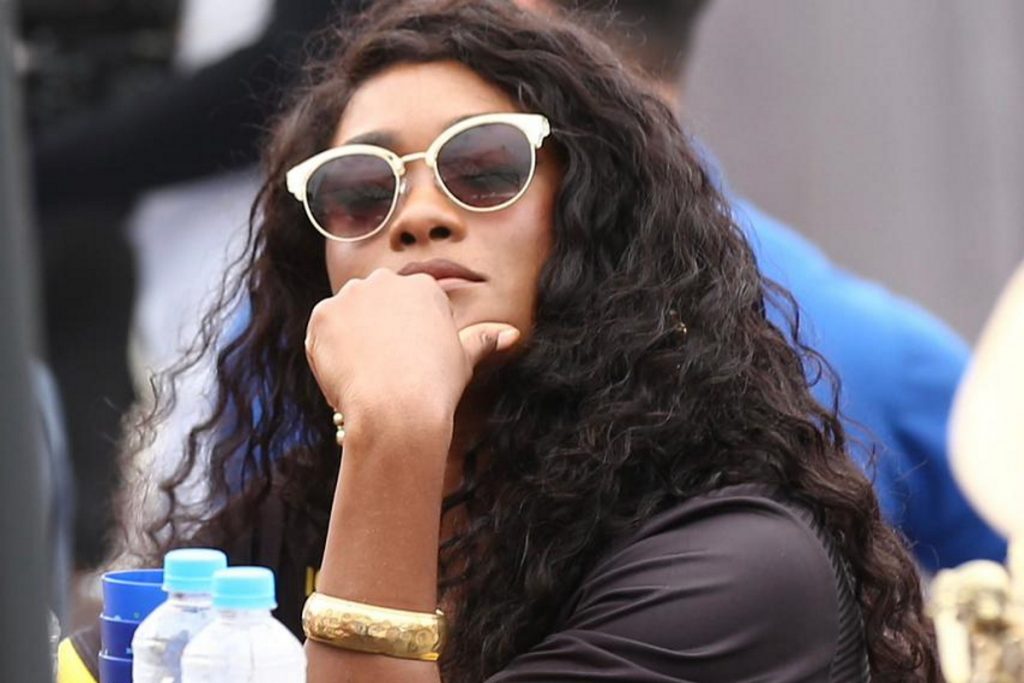 Erika Januza prestando atenção na apuração