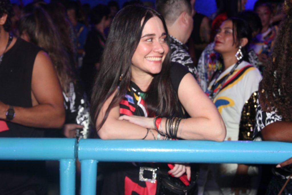 Alessandra Negrini curtindo desfile das campeãs do Carnaval do Rio de Janeiro