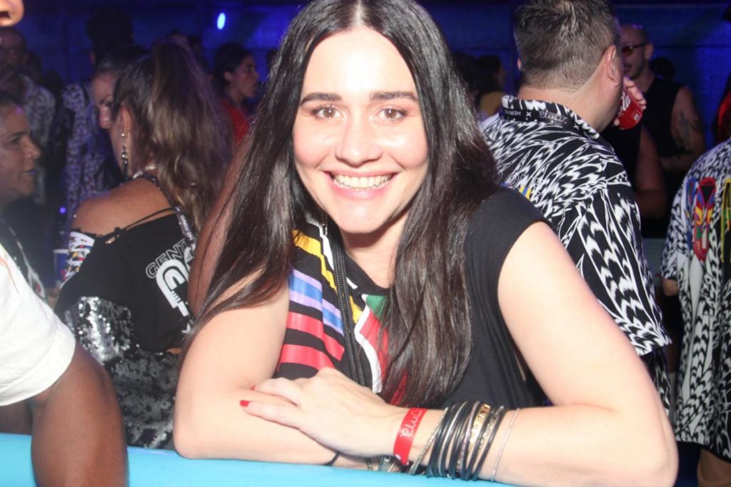 Alessandra Negrini curtindo desfile das campeãs do Carnaval do Rio de Janeiro