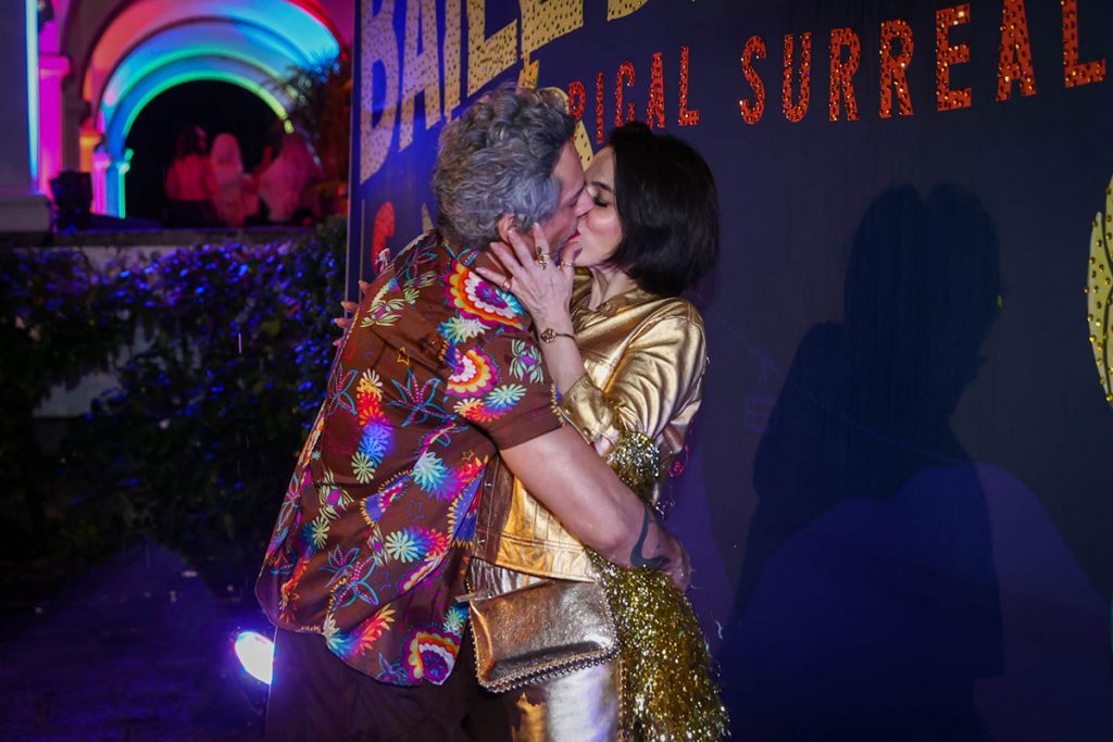 Alexandre Nero trocou um beijão com a esposa Karen Brusttolin