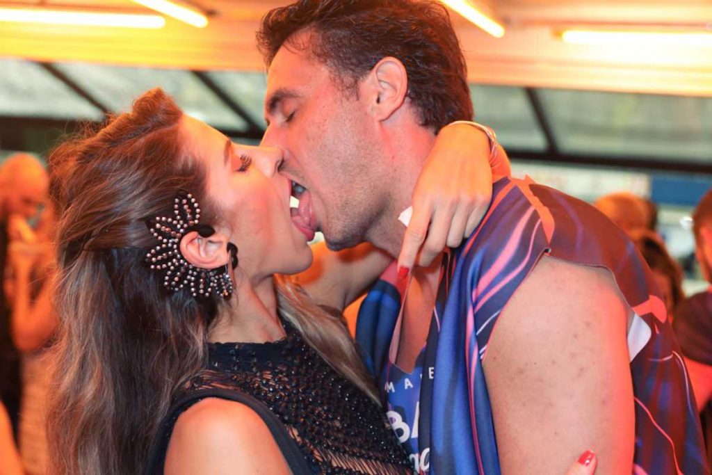 Ana Paula Minerato beijando namorado no Carnaval de São Paulo