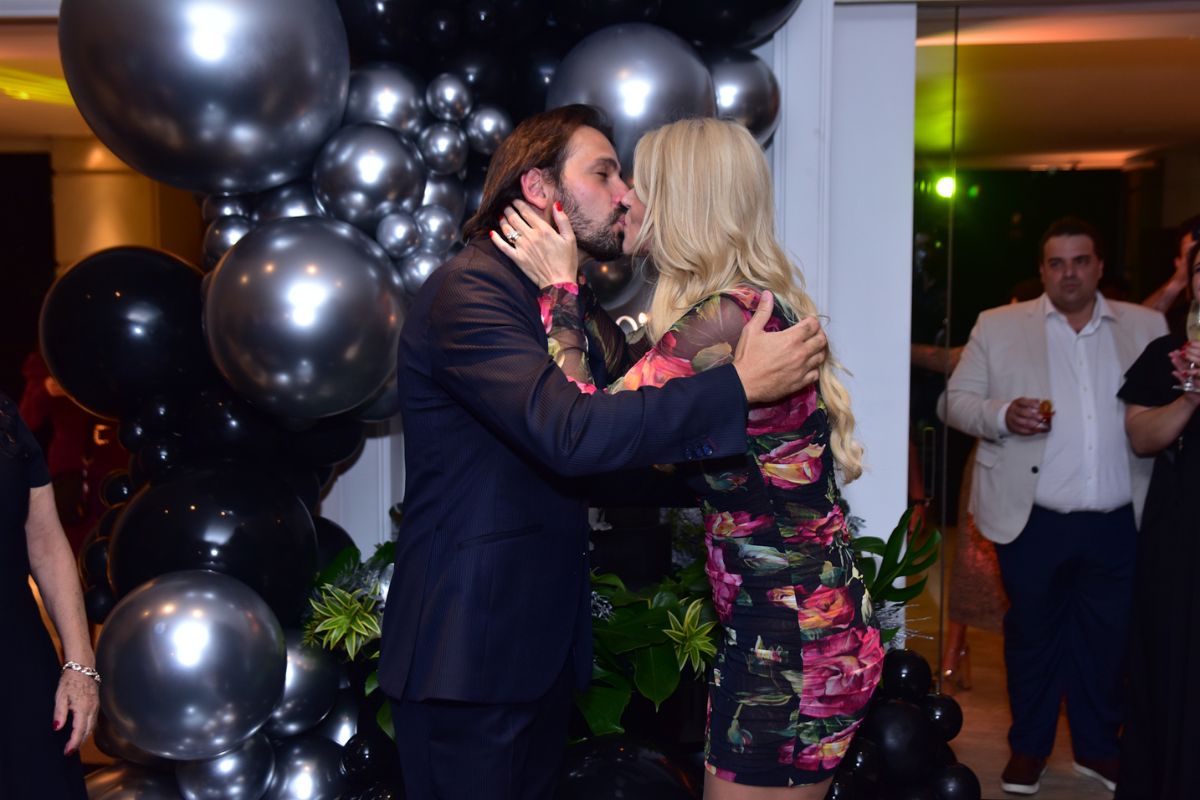 Val Marchiori beija o marido