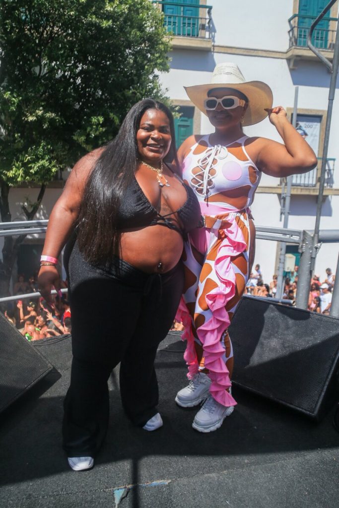 Jojo Todynho e Gaby Amarantos abraçadas